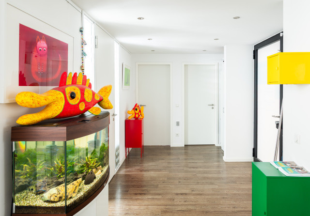 Flur der Praxis mit Aquarium und Fischskulptur