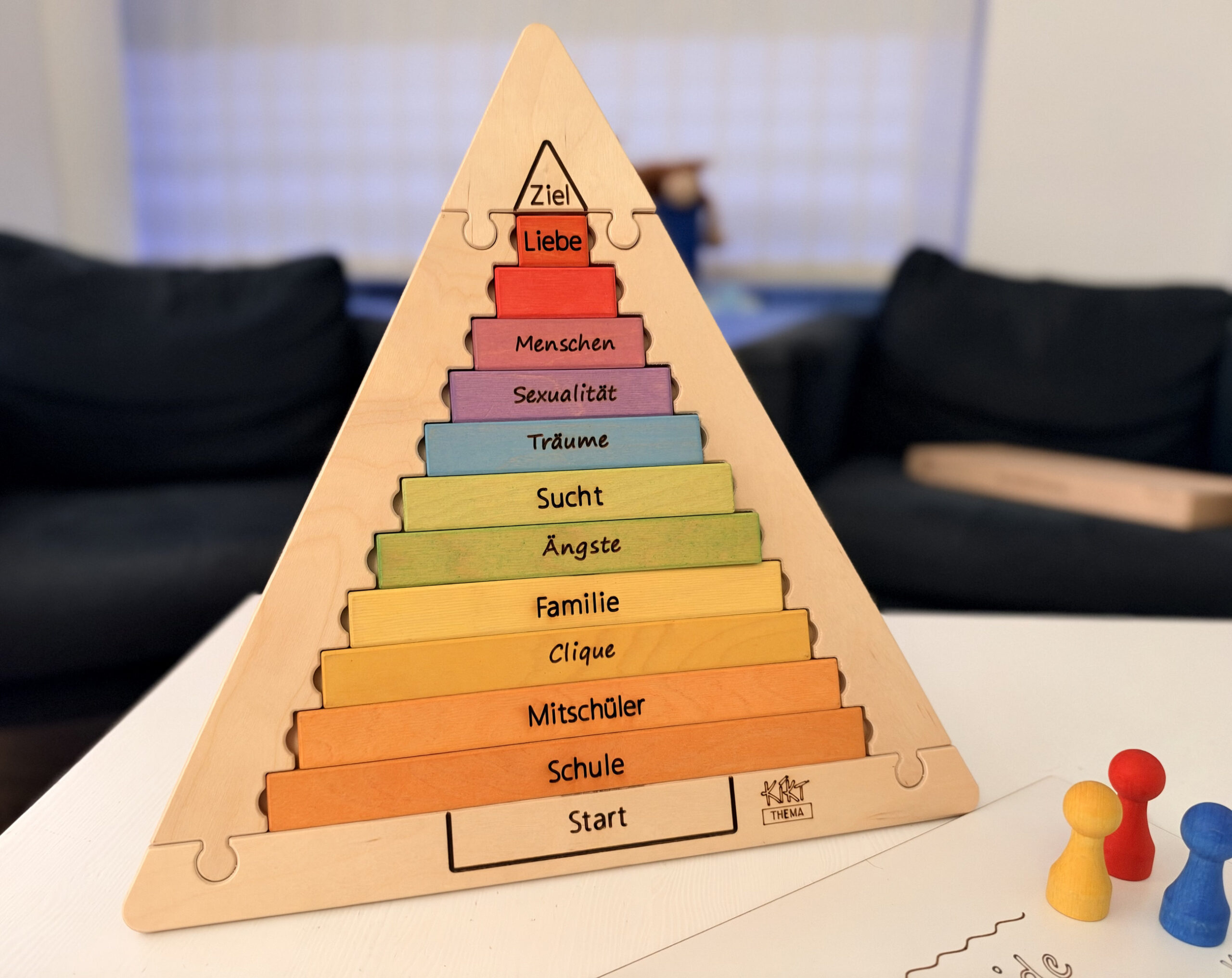 Bedürfnispyramide mit Spielfiguren
