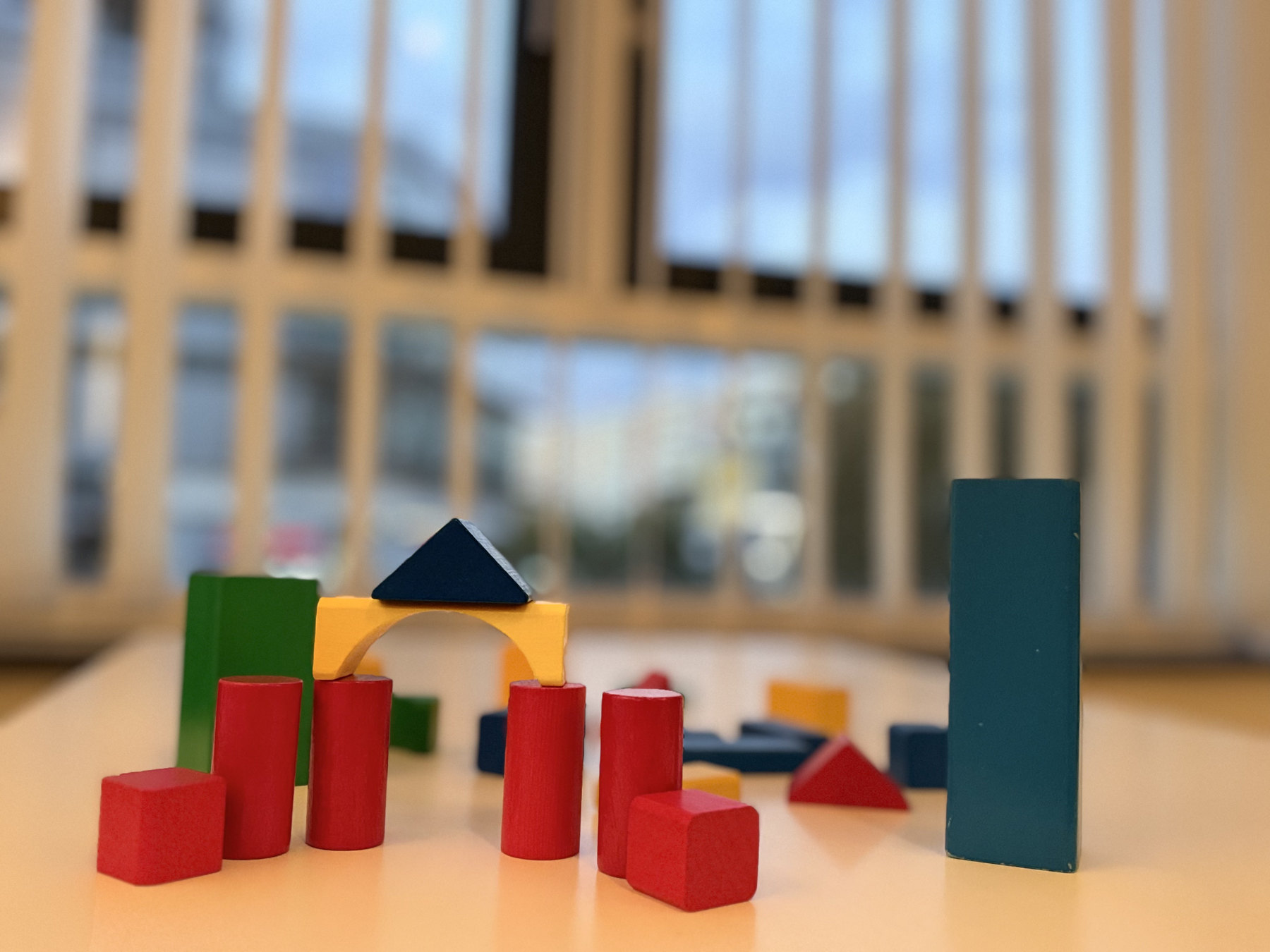 Bunte Holzbausteine auf dem Tisch