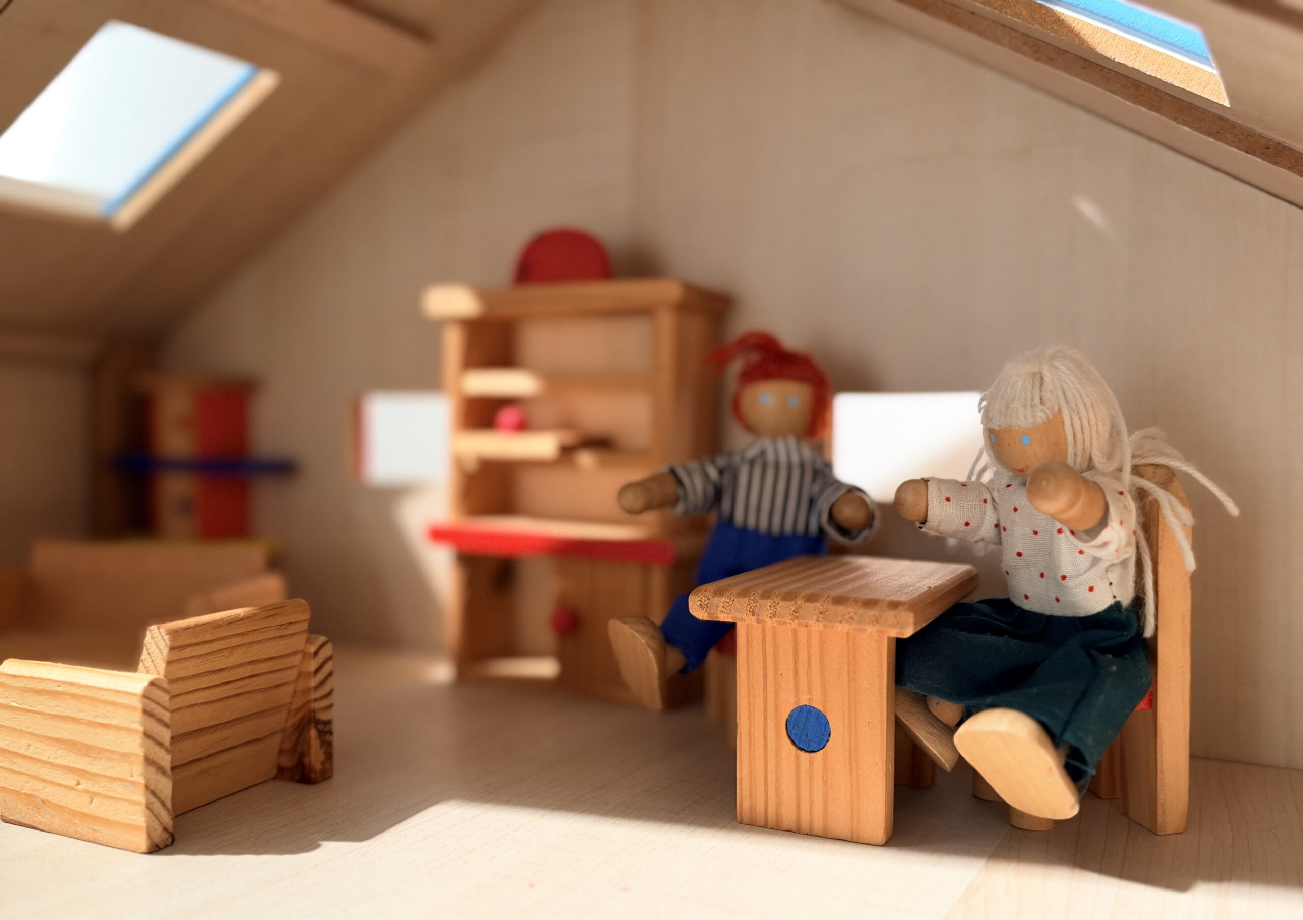 Puppenhaus mit Figuren im Spielbereich der Praxis