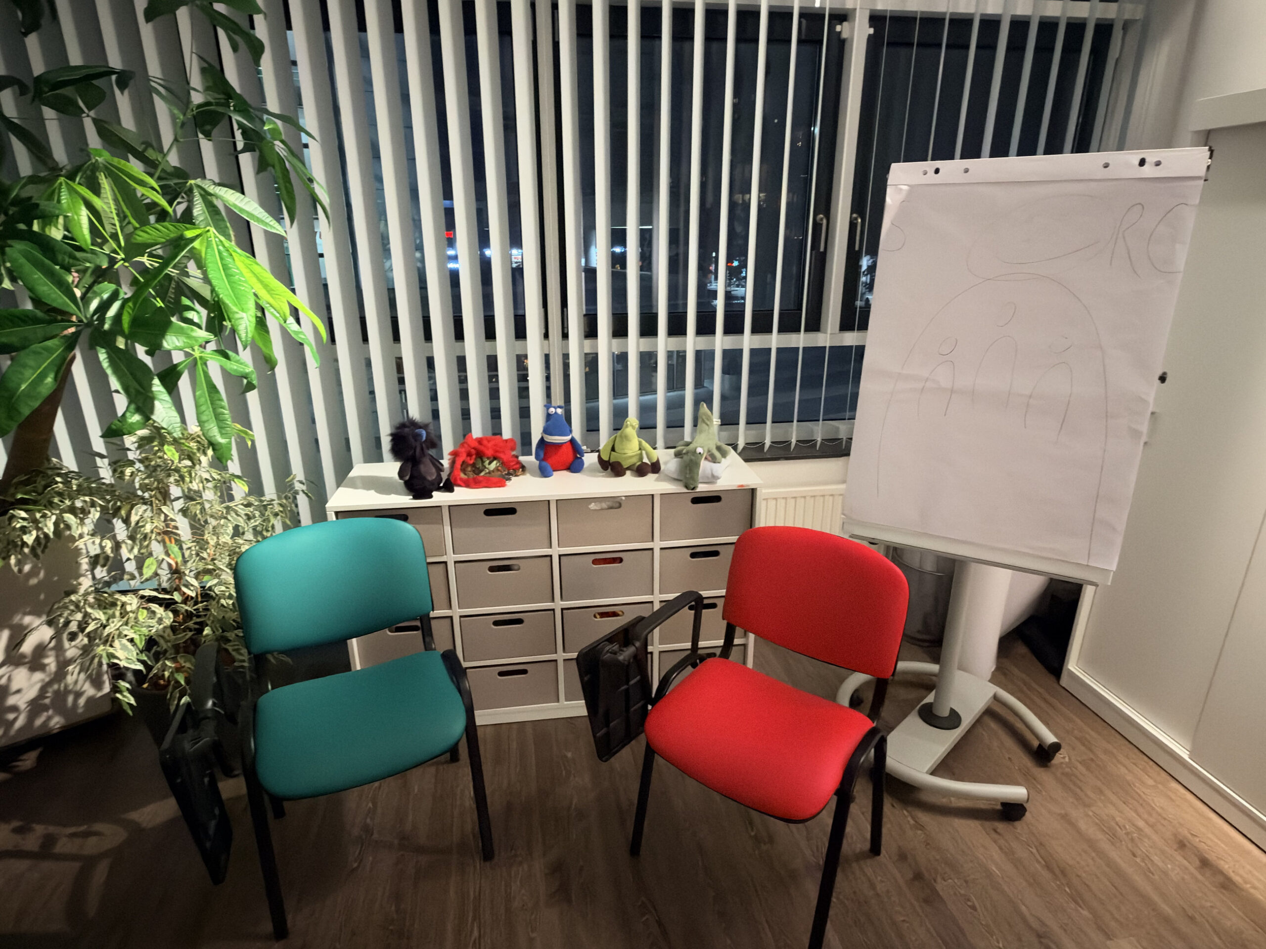Stuhlrunde mit Flipchart im Gruppenraum der Praxis