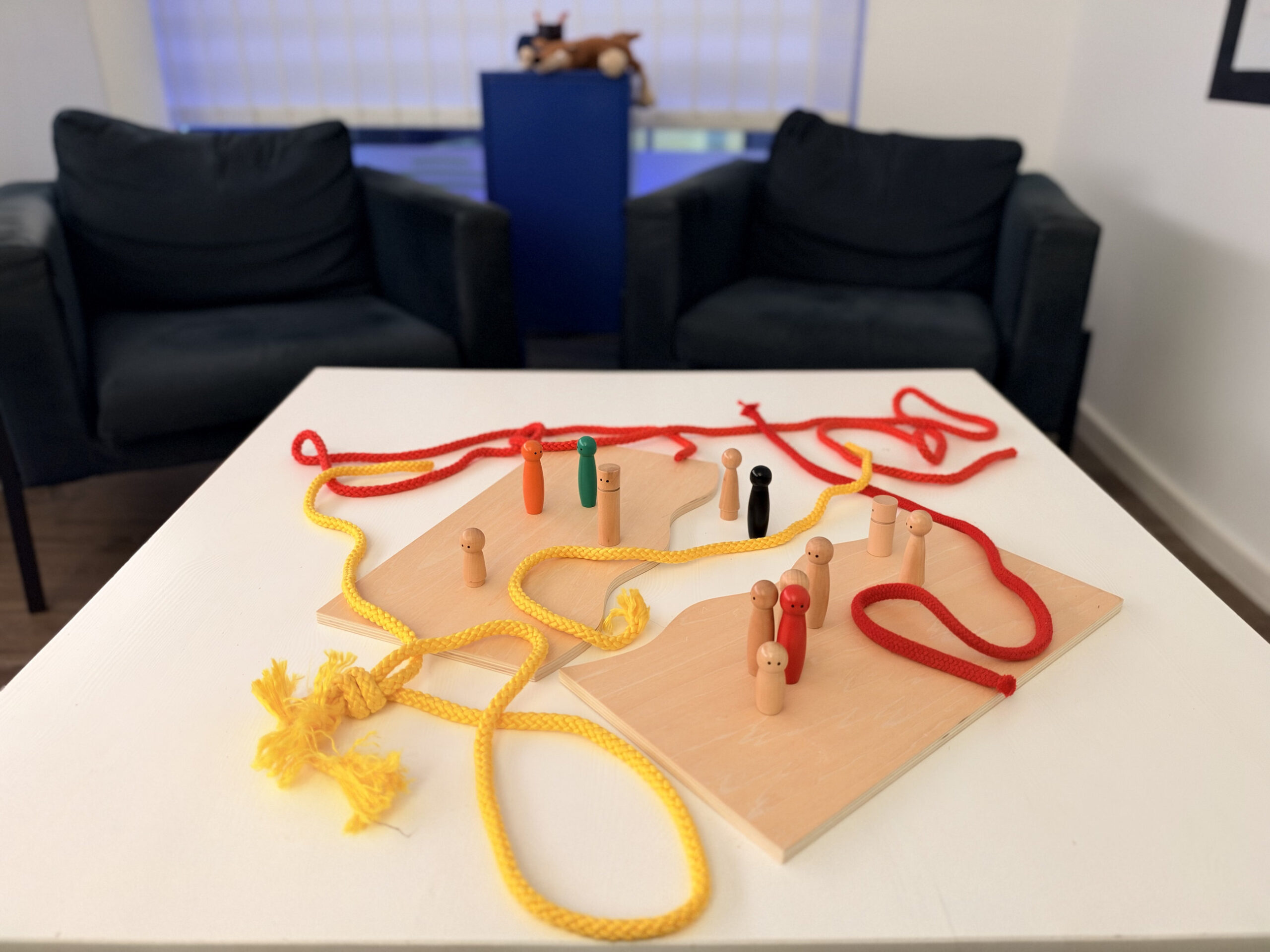 Systembrett mit Figuren und farbigen Seilen